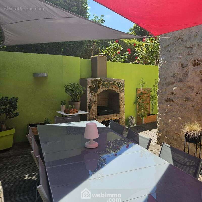 Voici la terrasse sans vis à vis avec son barbecue. - Maison à SOISY-SUR-SEINE