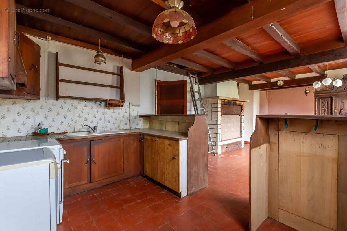 Stone property for renovation - photo 15