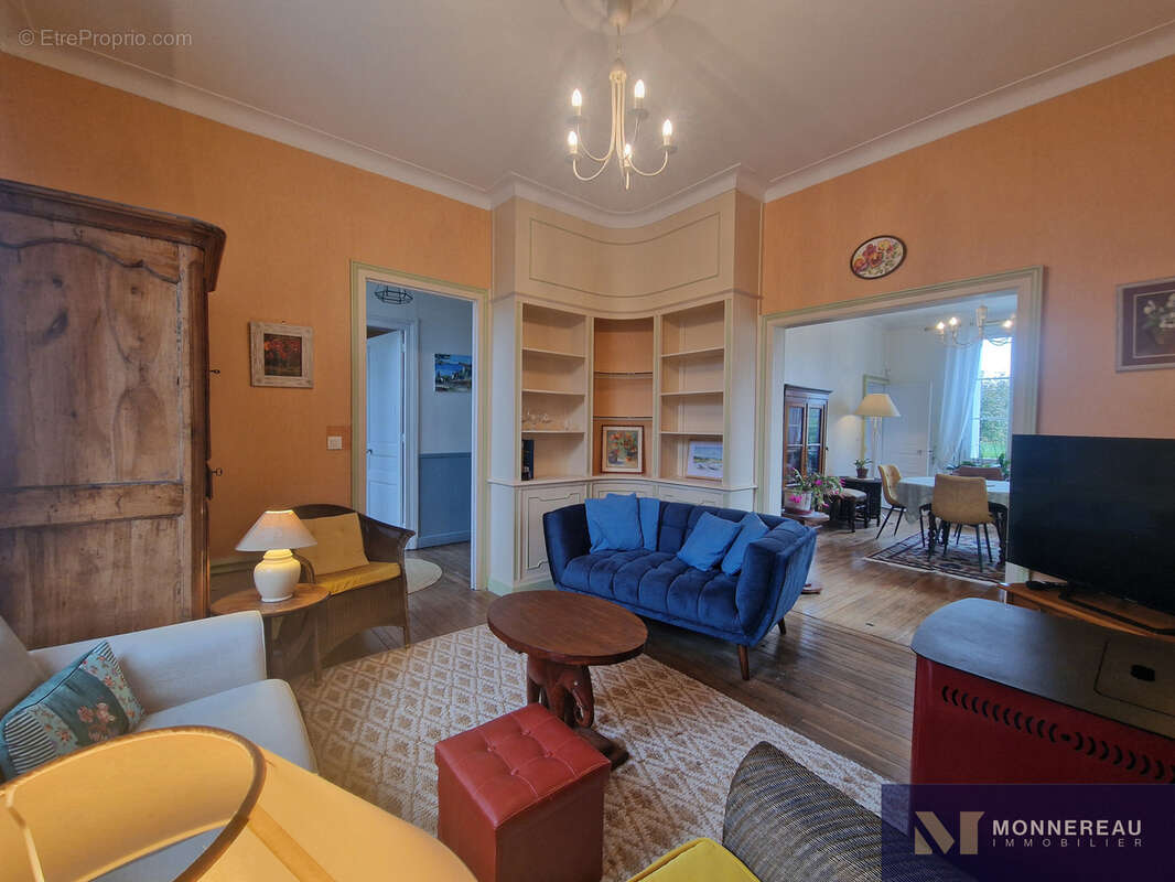 Maison à MONTMOREAU-SAINT-CYBARD