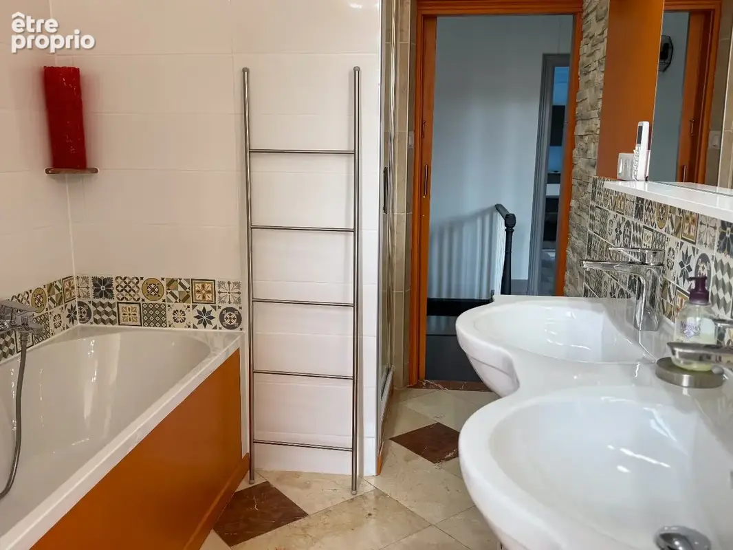 Une rénovation contemporaine pour deux maisons reliées par un patio et jardin avec piscine - photo 11