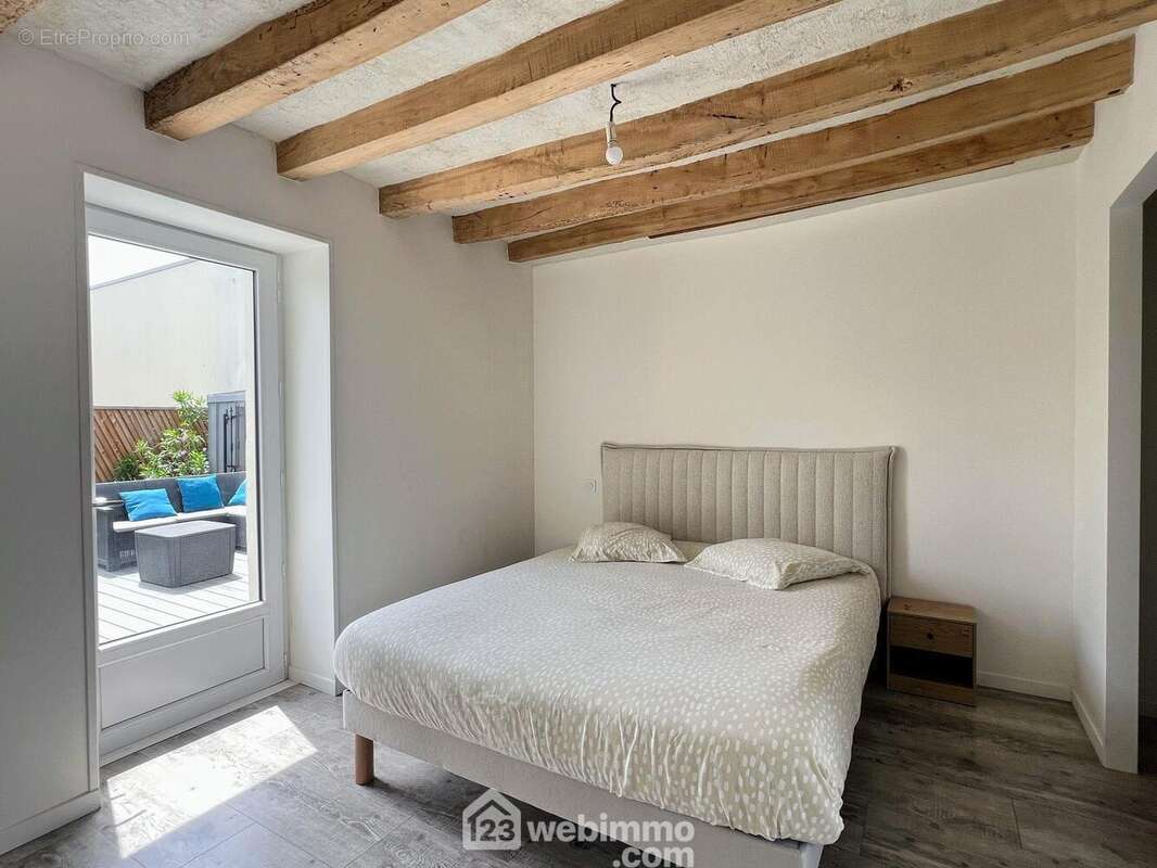 On trouve également au rez-de-chaussée une suite parentale... - Maison à ANGERS