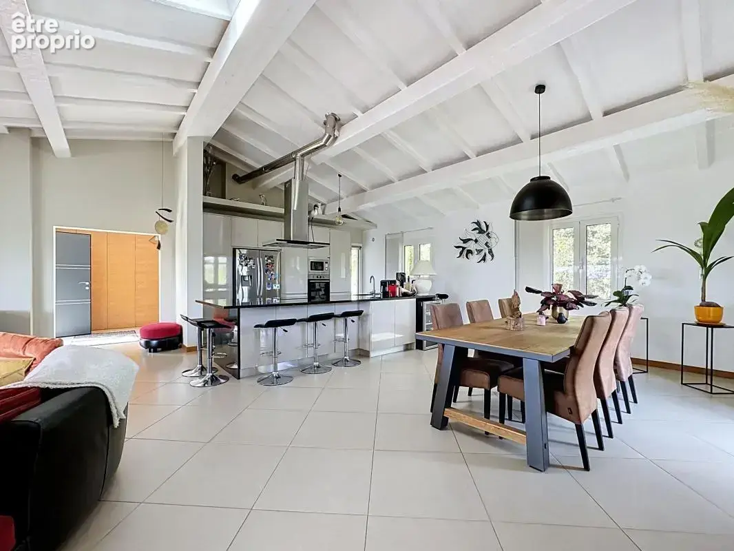 Grande maison familiale de charme avec piscine à débordement, terrasse en bois exotique et terrain arboré de 1 709 m² — Fréjus - photo 6