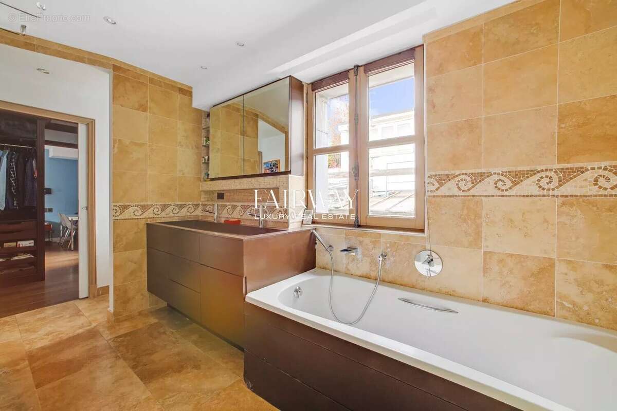 Appartement à PARIS-17E