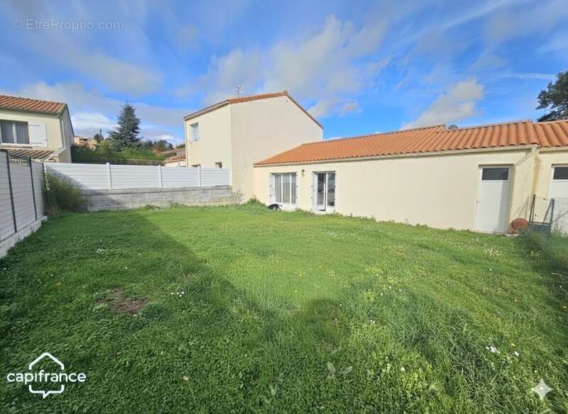 Maison à LES CHATELLIERS-CHATEAUMUR