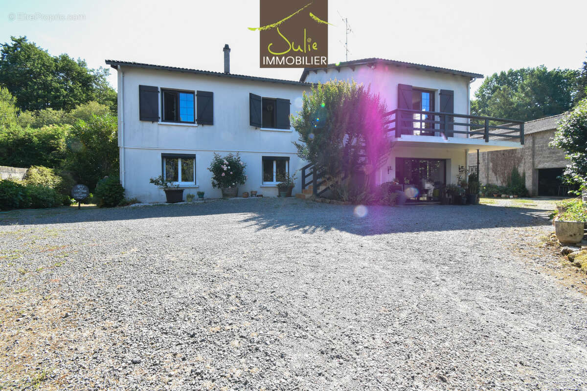 CERIZAY - Spacieuse maison de 250 m2 avec piscine - photo 12