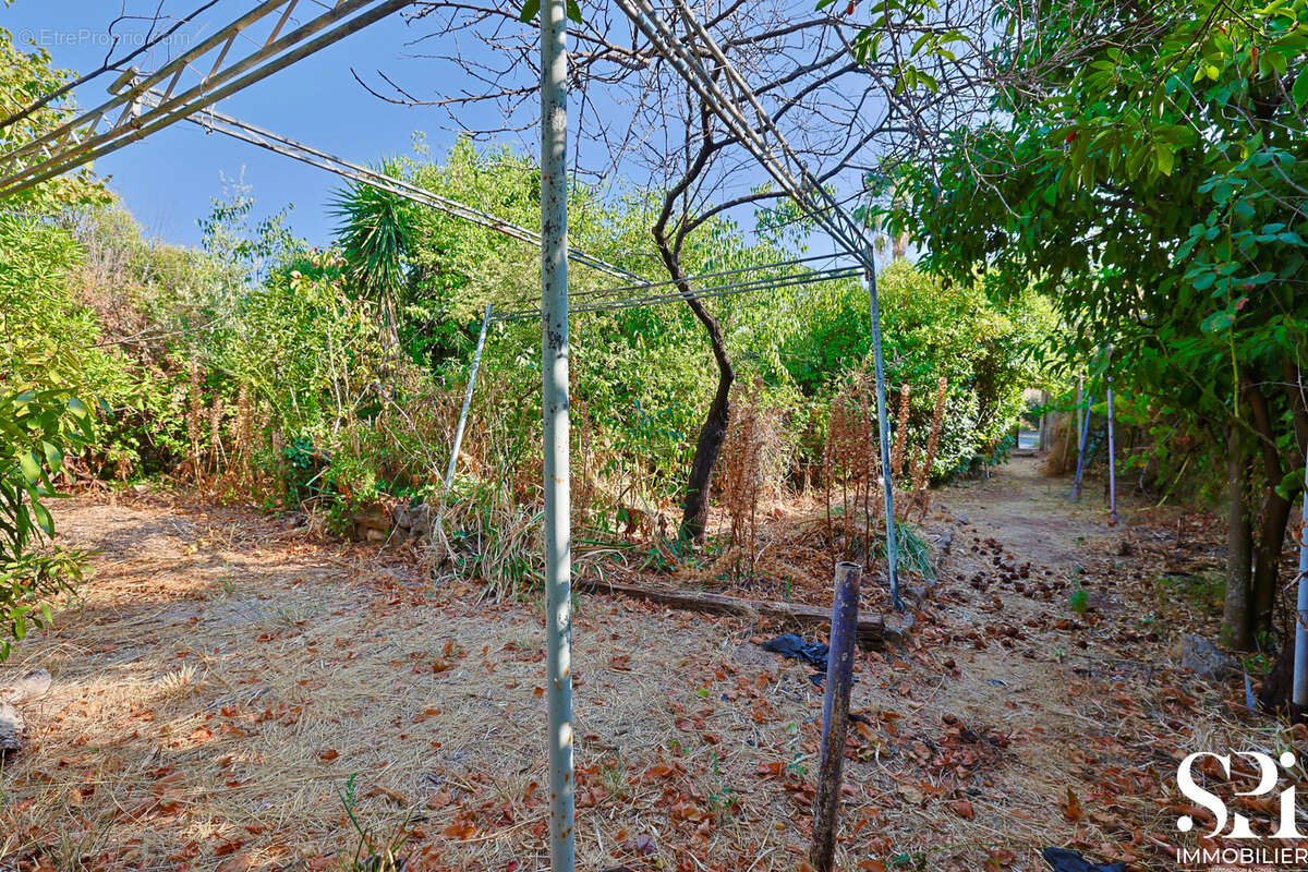 SOLLIES-PONT- Terrain constructible 180 m2 - photo 2