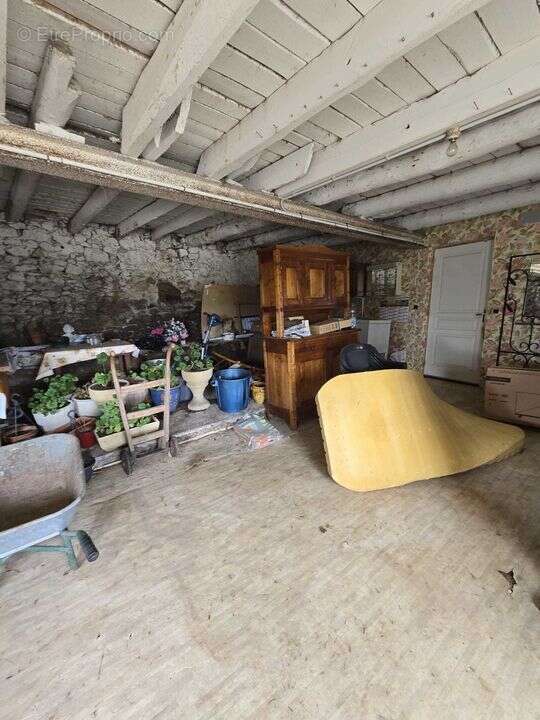 Grande propriété avec dépendances, terrain, garage proche de - photo 19