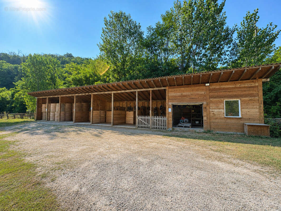 Maison rénovée, dépendances, écuries, carrière   1,9 ha de terrain - photo 18