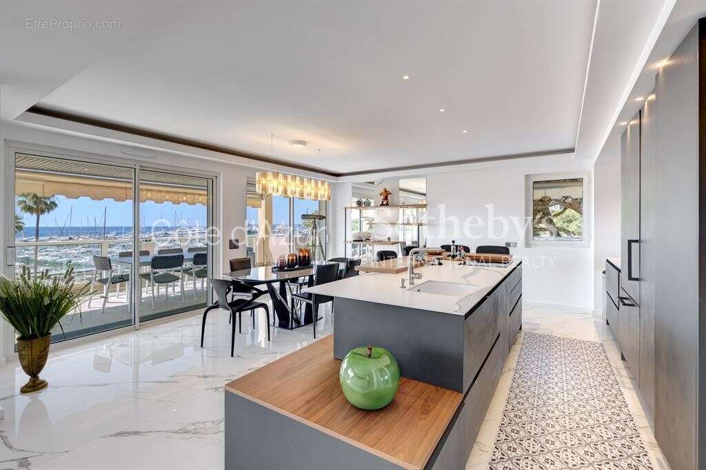 Appartement à VALLAURIS
