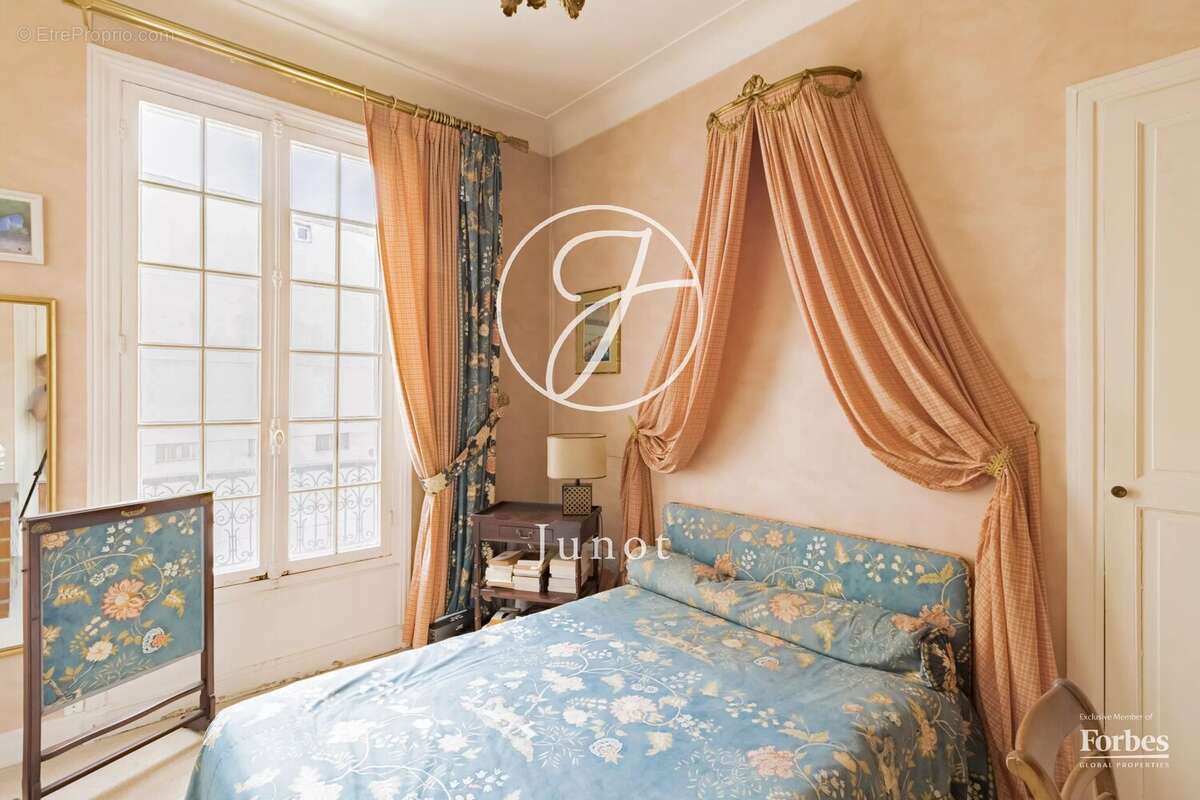 Paris 7e - HÔTEL DES INVALIDES - Appartement - 64,90m² Carrez - 65,76m² au sol - 1 chambre - Balcon - Vue dégagée sur le dôme de - photo 8