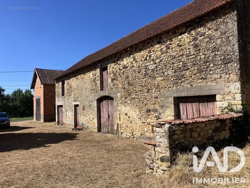 Photo 1 - Maison à SAINT-CHAMASSY