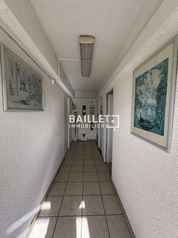 Vend, 103 m2 de bureaux climatisés - photo 3