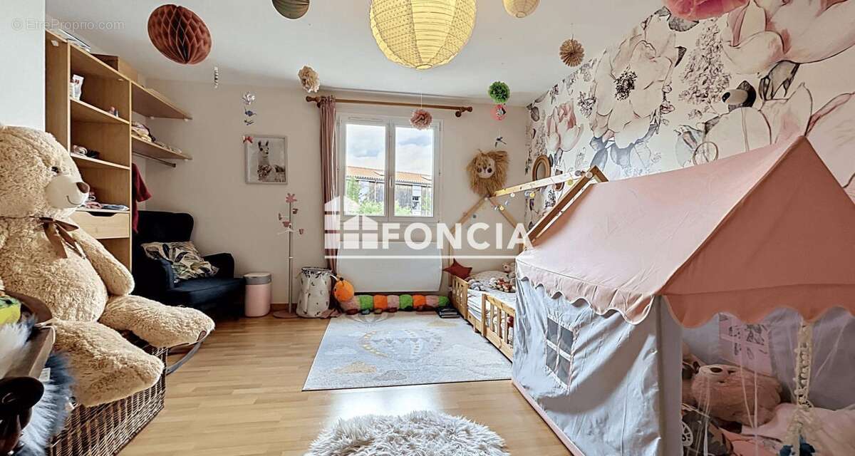 Maison familiale avec 3 suites, bureau et 2 garages - photo 5