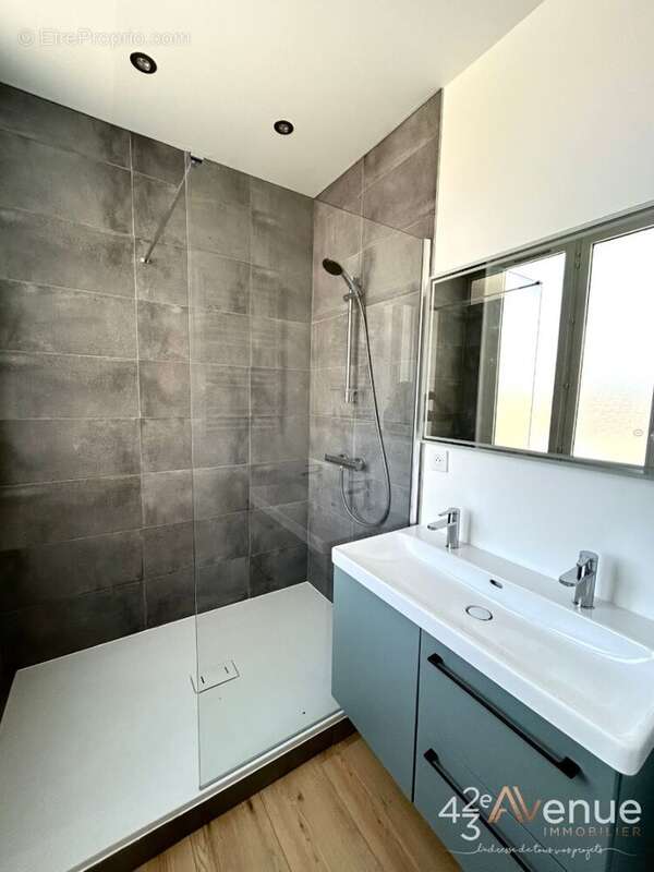 Appartement 590 m² à Saint-Etienne  - photo 2