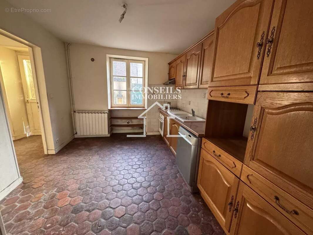 Maison à VILLENEUVE-SUR-YONNE