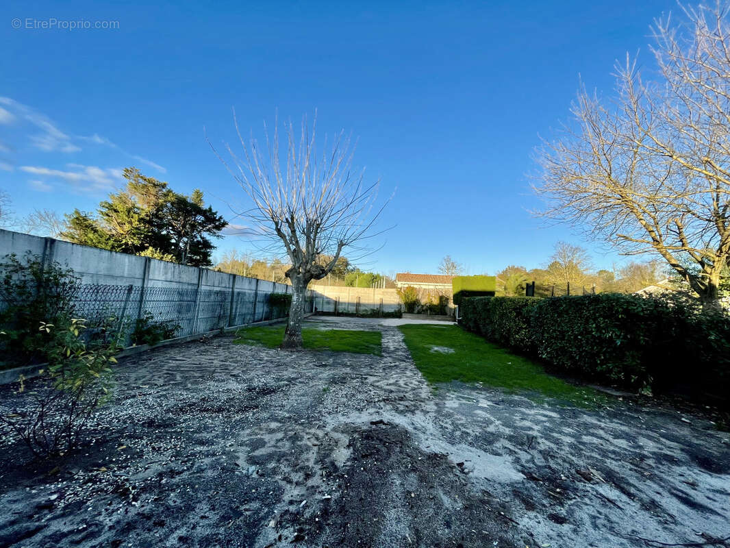 Maison à SAINT-GERMAIN-D&#039;ESTEUIL