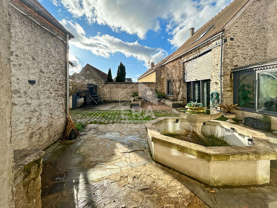 Maison à SAINT-ESCOBILLE