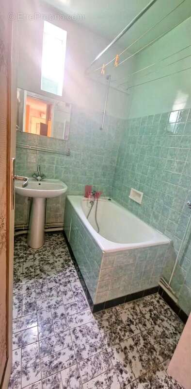 VANVES – Appartement 3 pièces de 51 m² à rénover – Métro et commerces à proximité - photo 10