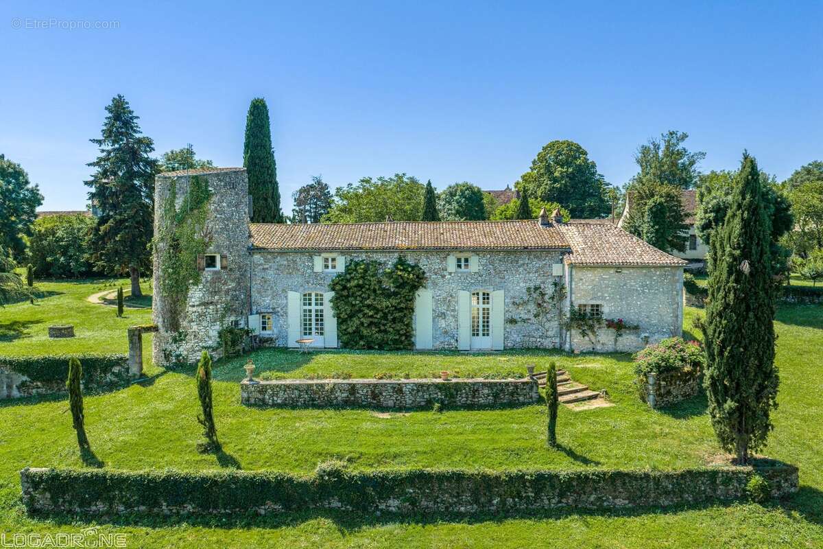 Domaine historique avec piscine, verger et vues sur la campagne environnante. - photo 21