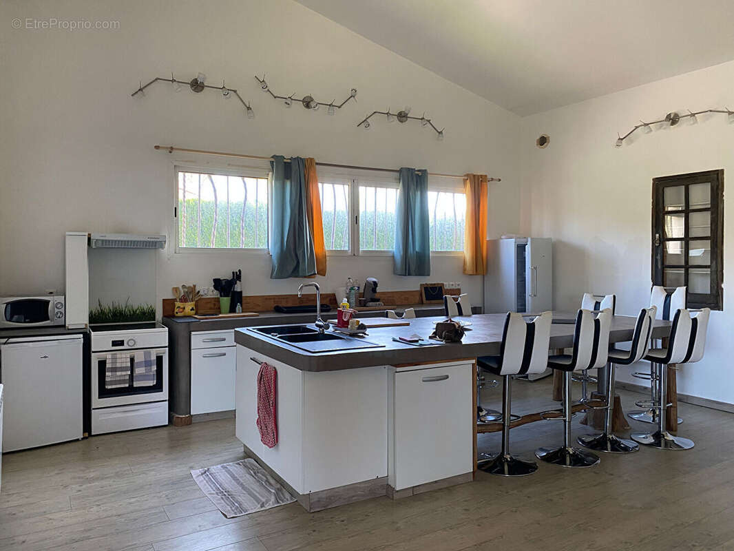 Maison à CAMIAC-ET-SAINT-DENIS