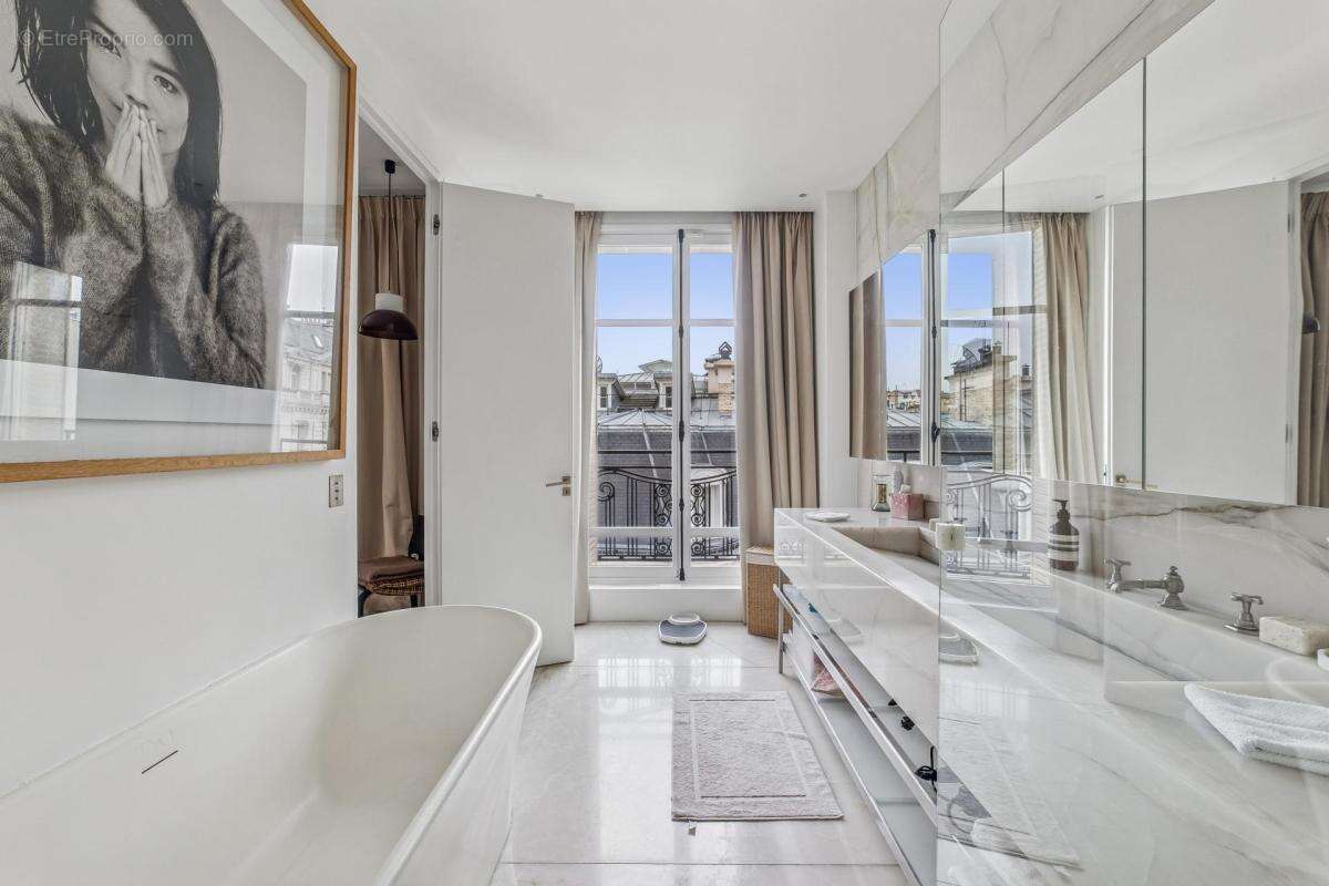 Appartement à PARIS-16E