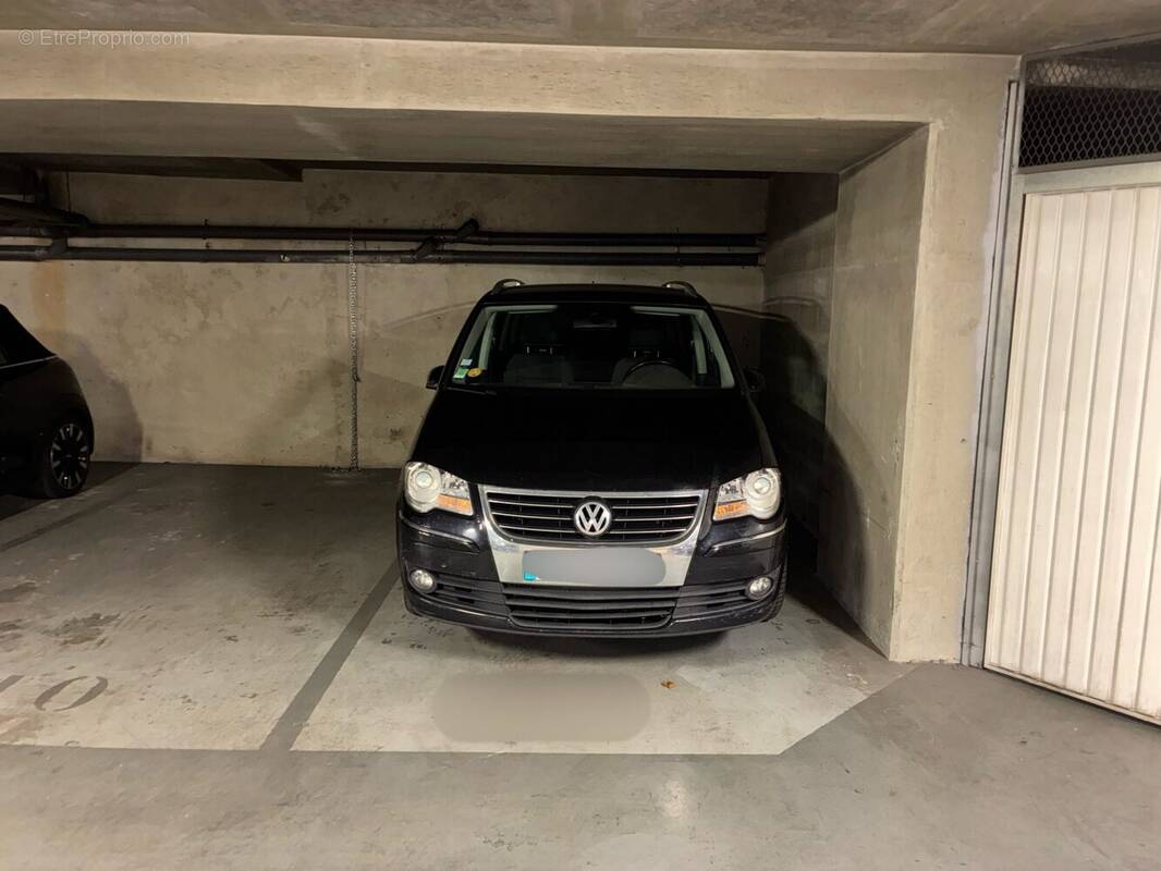 Parking à PARIS-9E