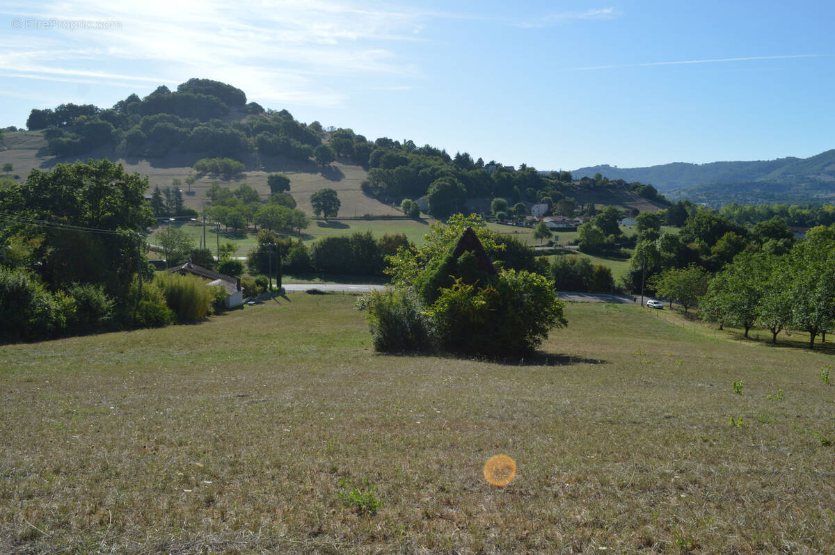 Terrain à SAINT-JEAN-LESPINASSE