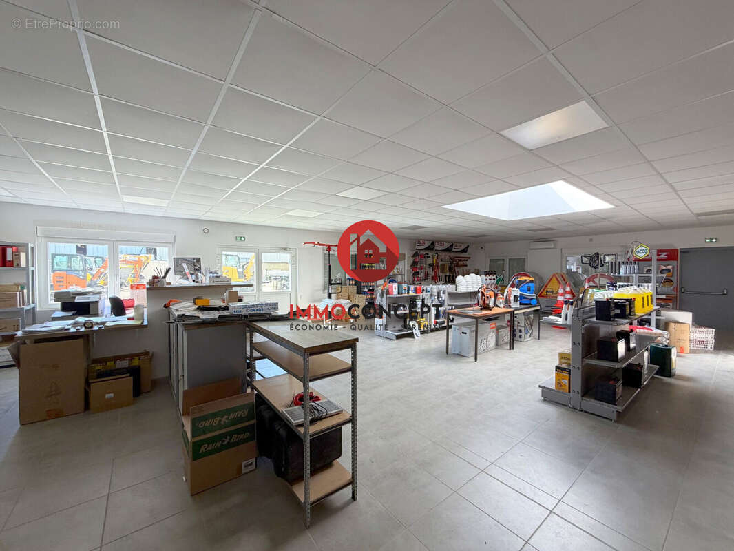 Commerce à LAUDUN-L'ARDOISE