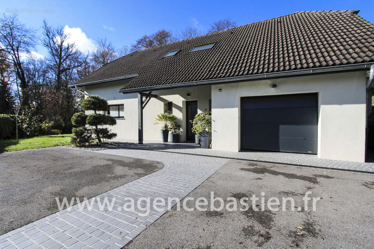 Maison à SAINT-GENIS-POUILLY