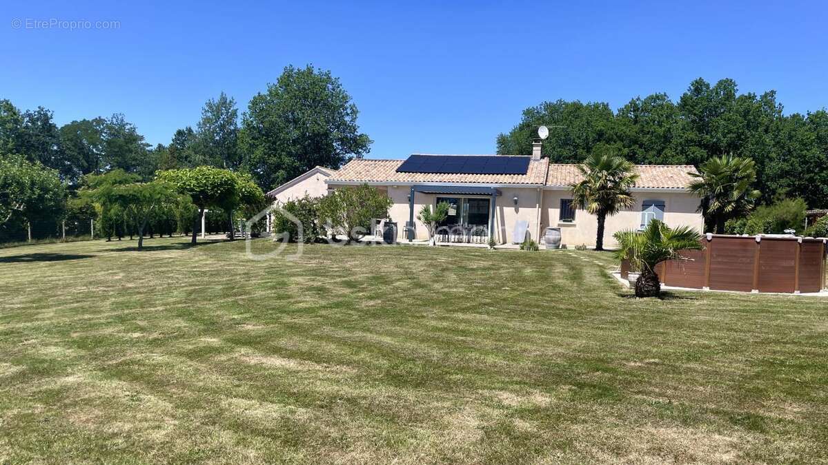 Maison à COUZE-ET-SAINT-FRONT