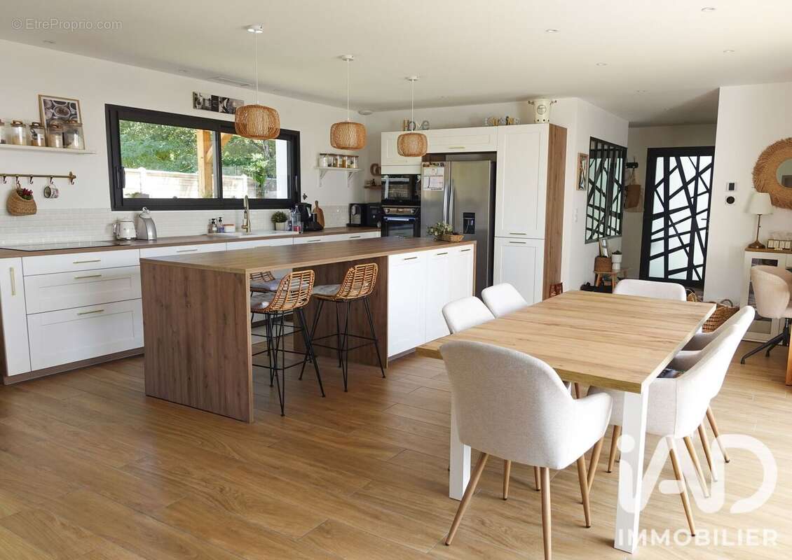 Maison 140 m² à Salles  - photo 3
