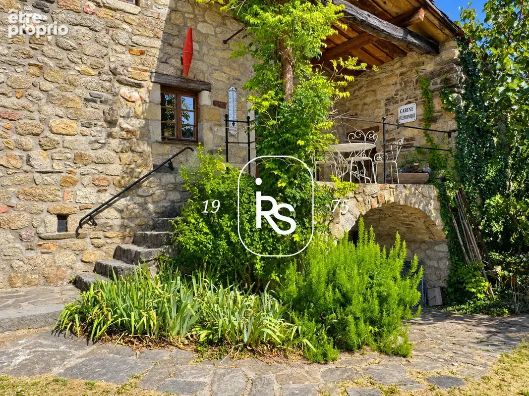 Propriété de charme de deux maisons avec piscine et un total de 2,53 ha de terrain naturel. - photo 2