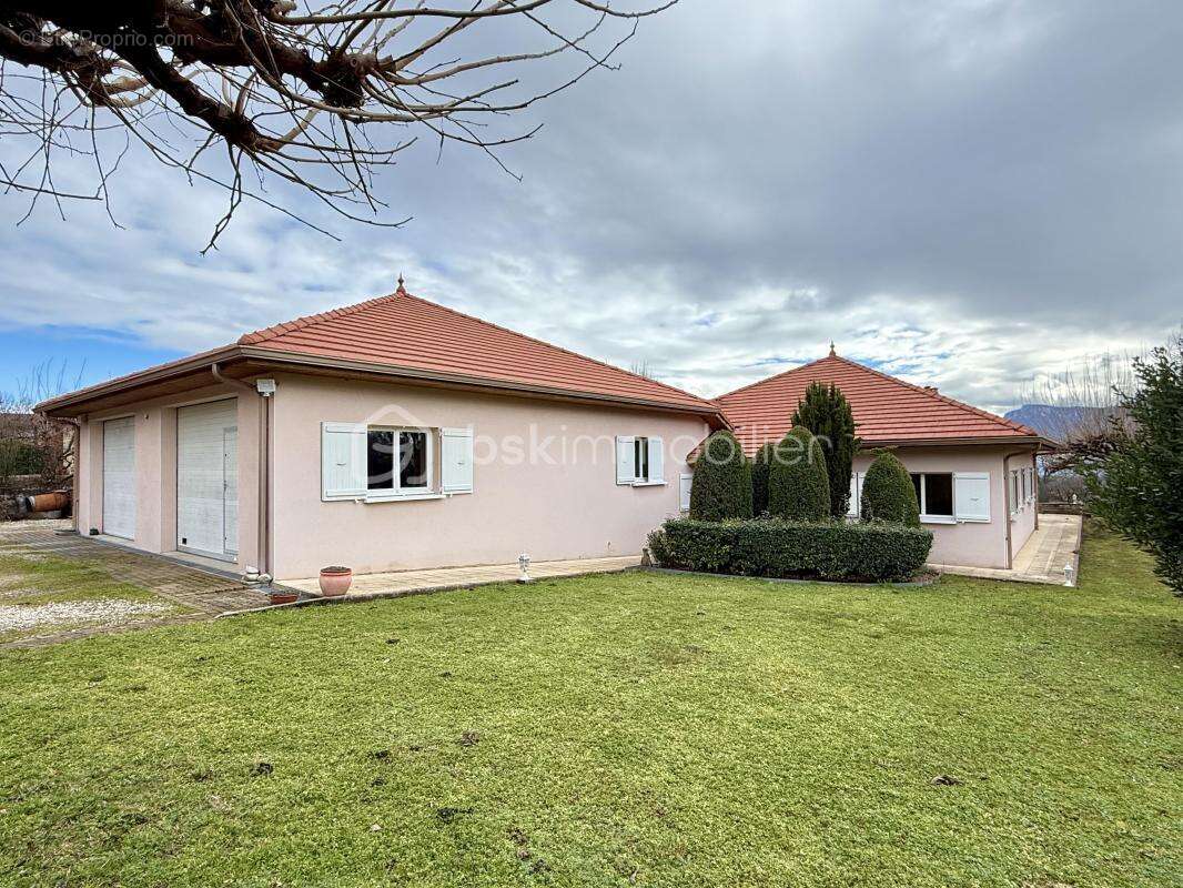 Villa de caractère 152 m² -  3 chambres + 4ème chambre possible -  vue panoramique chartreuse et vercors - garage 79 m² — terrai - photo 9