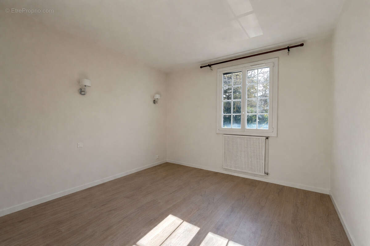 Rare et exceptionnel : Maison 4 chambres avec piscine et grand terrain au cœur de Bram. - photo 9