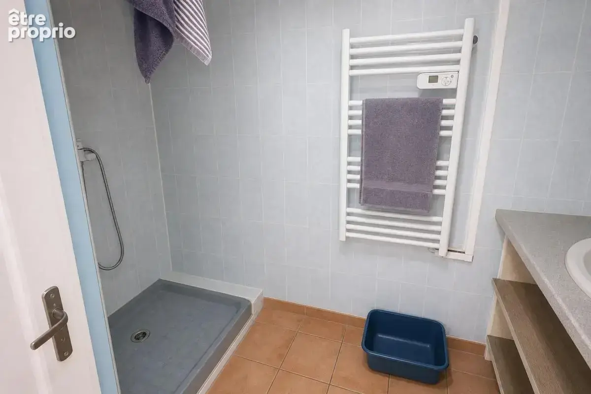 Immeuble de rapport avec 2 appartements, studio, caves et cour - photo 4