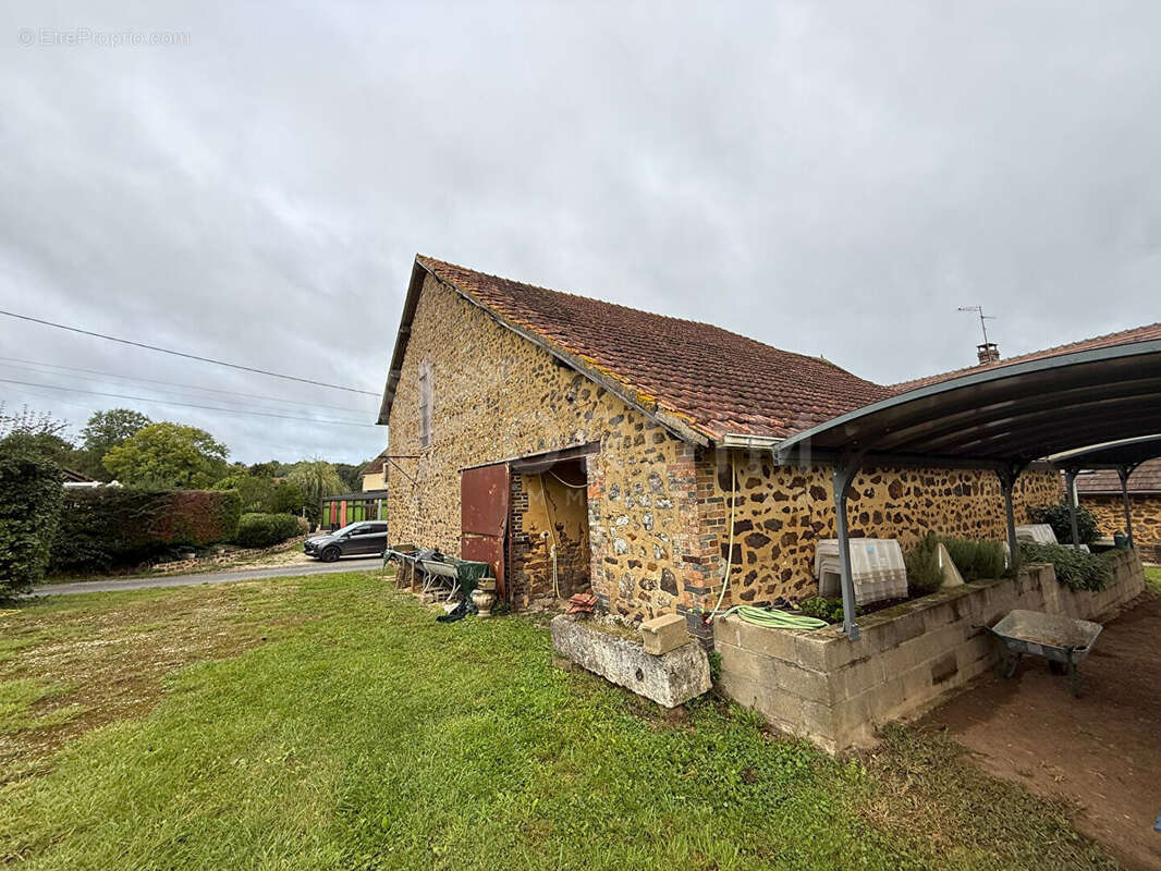 Maison à MOUTIERS-EN-PUISAYE