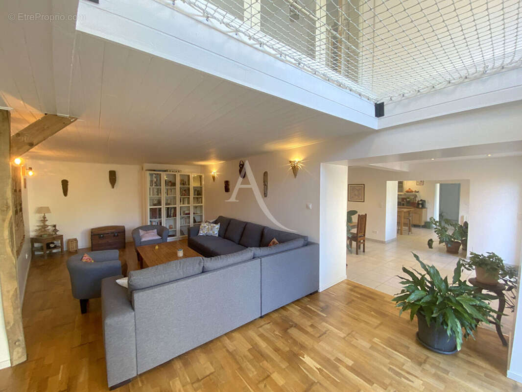 Maison à VILLENEUVE-LA-COMPTAL