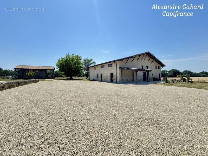 SUD REOLAIS - Maison en pierre rénovée - 7 chambres - Terrain 5 000 m² - Piscine - Dépendances - photo 2