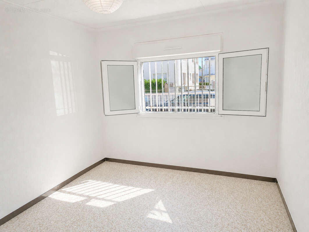 Grand appartement à rénover de type P3 en rez-de-chaussée - photo 4