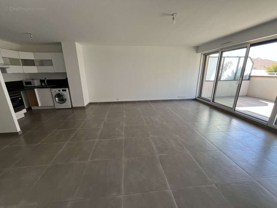 A vendre - st raphael triangle d'or -  3 pieces -dernier etage - terrasse - photo 3