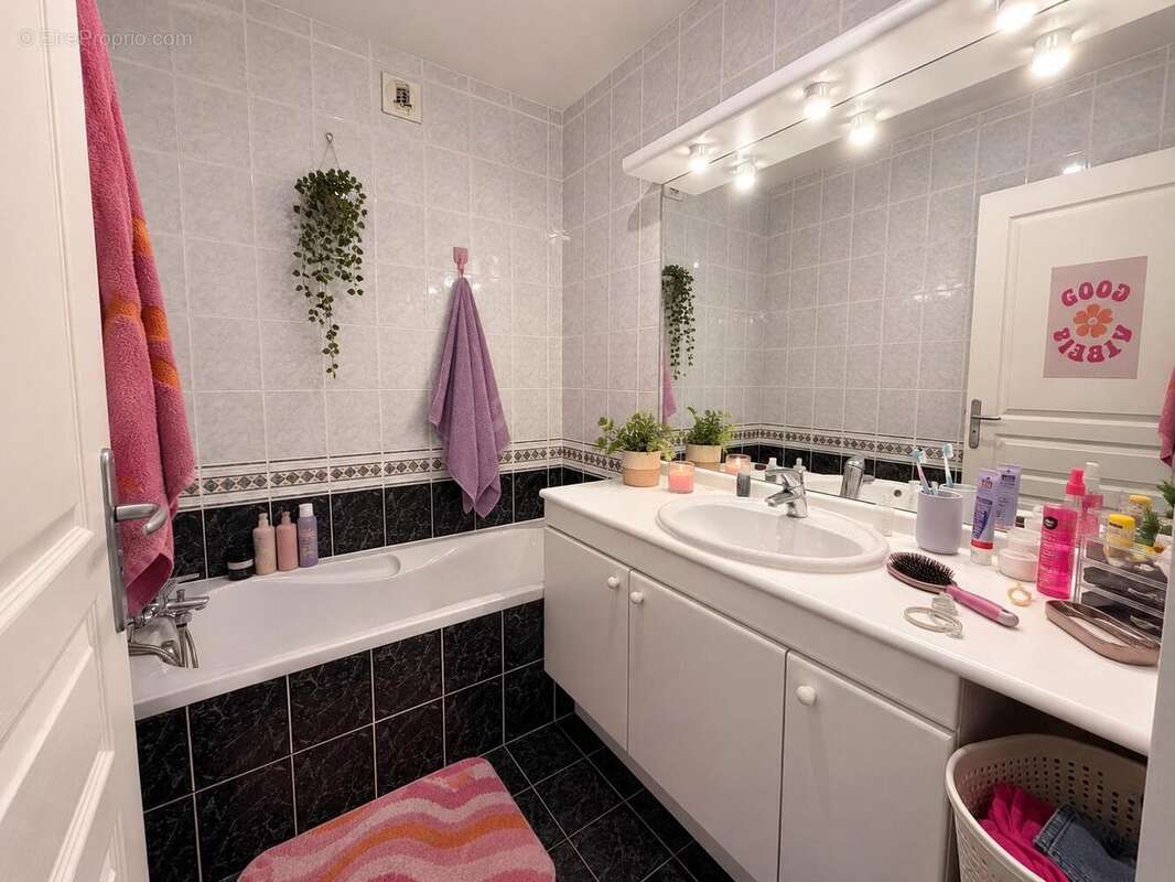   - Appartement à LYON-3E