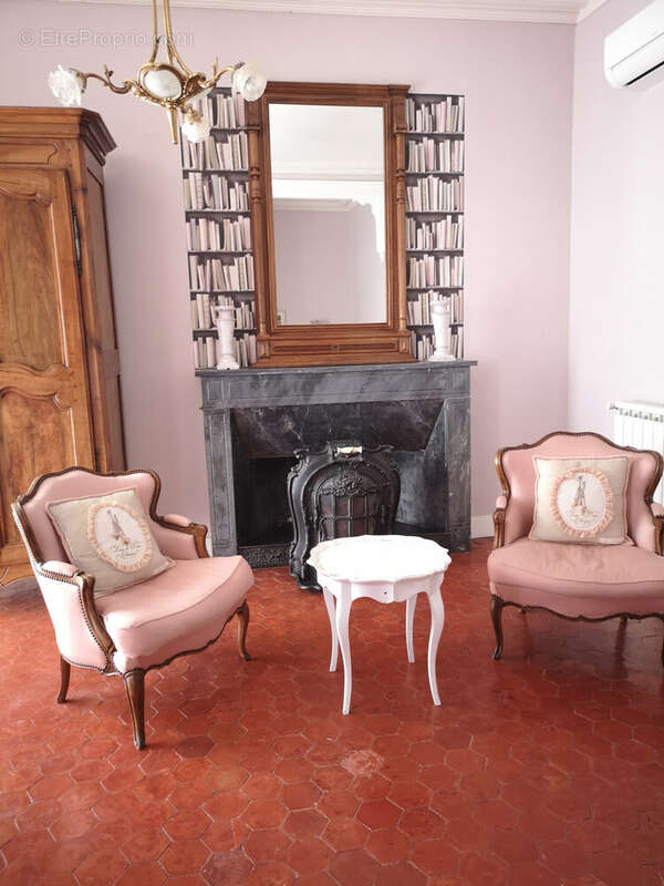 Maison à ENTRAIGUES-SUR-LA-SORGUE