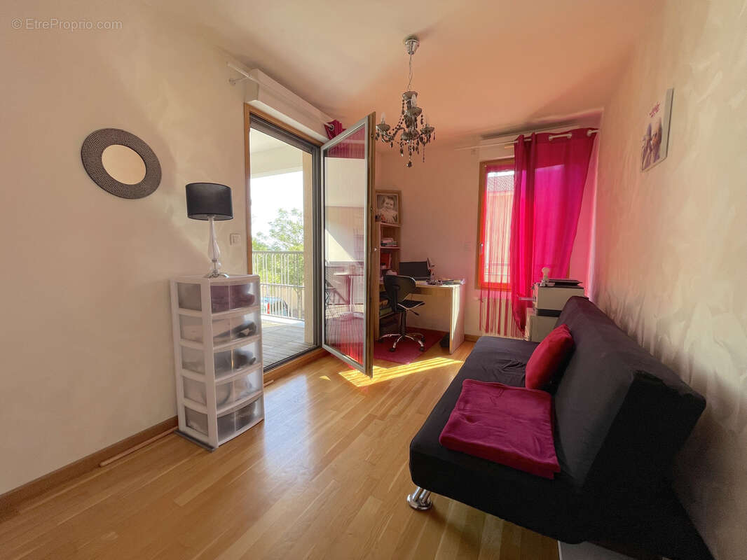 Appartement à LA TOUR-DE-SALVAGNY