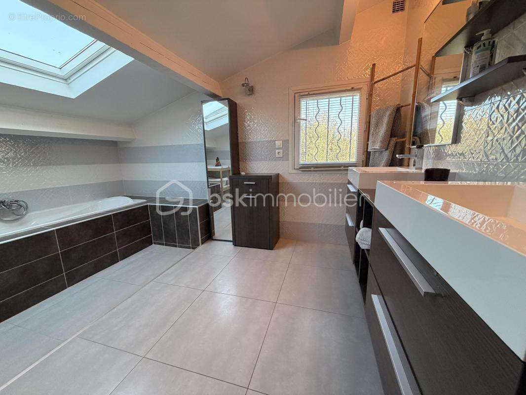 Maison à SAINT-LAURENT-D'AIGOUZE