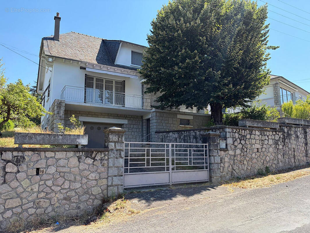 Maison à ENTRAYGUES-SUR-TRUYERE