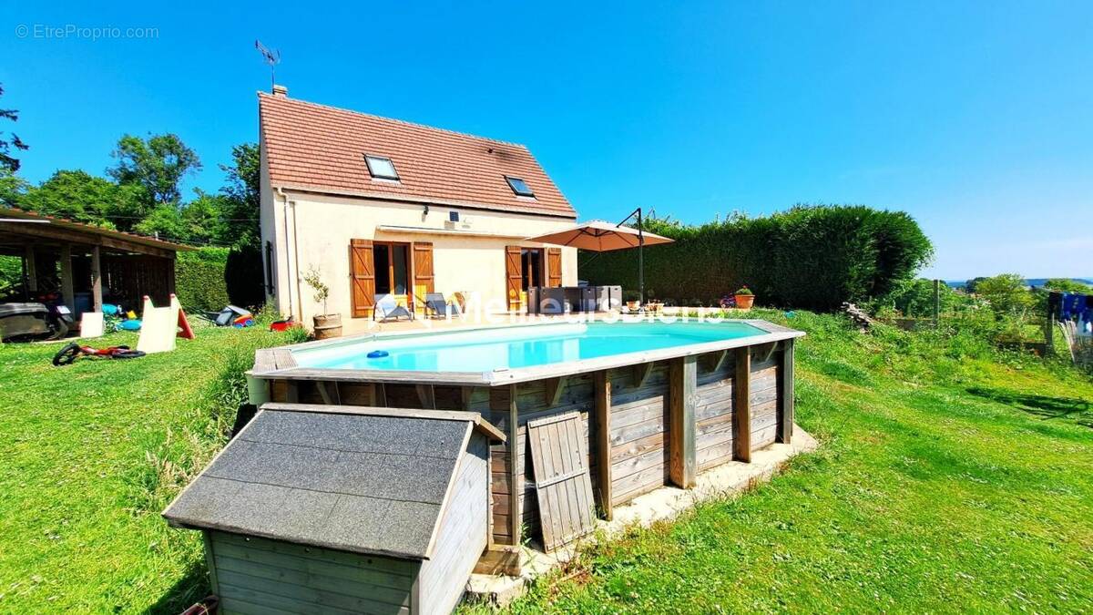 Maison à MONTJAVOULT