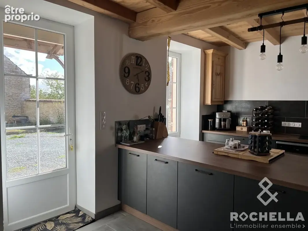 Maison 129 m² à Puyrolland  - photo 5