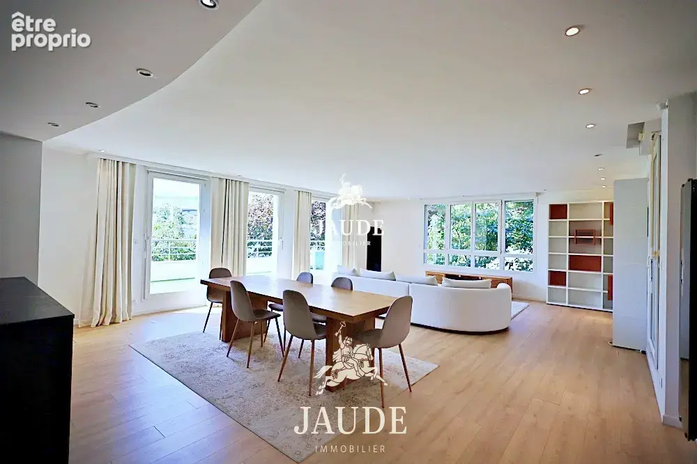 A VENDRE Appartement T3 rénové de 128 m2 avec deux terrasses, vue sur le Puy de Dôme, garage et parking - photo 2