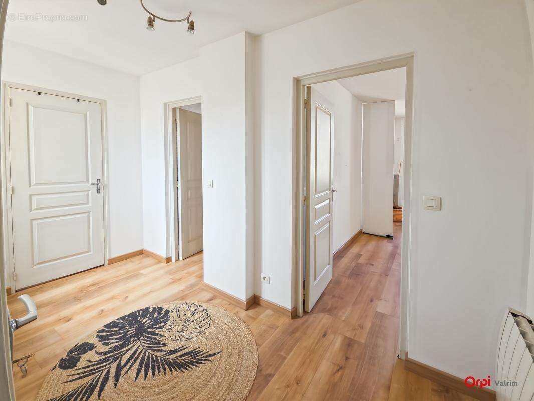  Maison de ville de 4 pièces – Fort potentiel, cour et dépendance  Idéalement située au cœur d'une commune dynamique, découvrez  - photo 6
