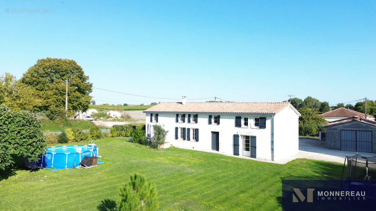 Magnifique charentaise renovee avec dependances - photo 25
